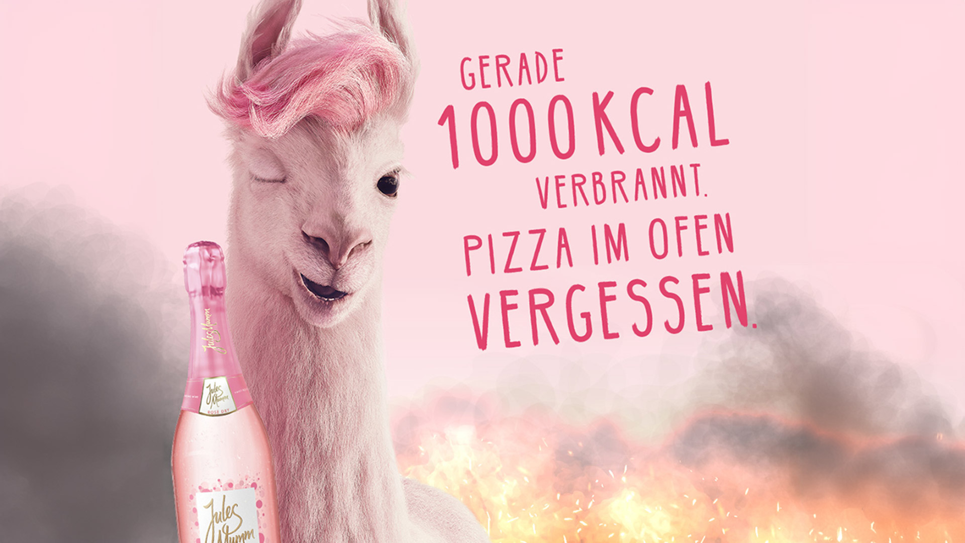 Das pinke Lama Jules zwinkert in die Kamera. Links von ihr steht ein Flasche Jules Mumm. Rechts von Ihr steht "Gerade 1000 kcal verbrannt. Pizza im Ofen vergessen.".