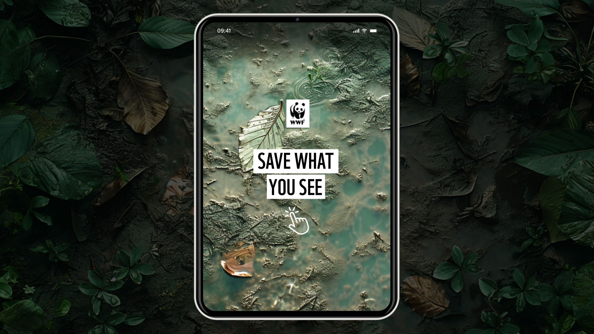 Zu sehen ist ein Tablet mit einem Spendenbanner des WWF. Auf dem Banner steht "SAVE WHAT YOU SEE". Im Hintergrund ist ein Regenwaldboden von oben abgebildet.