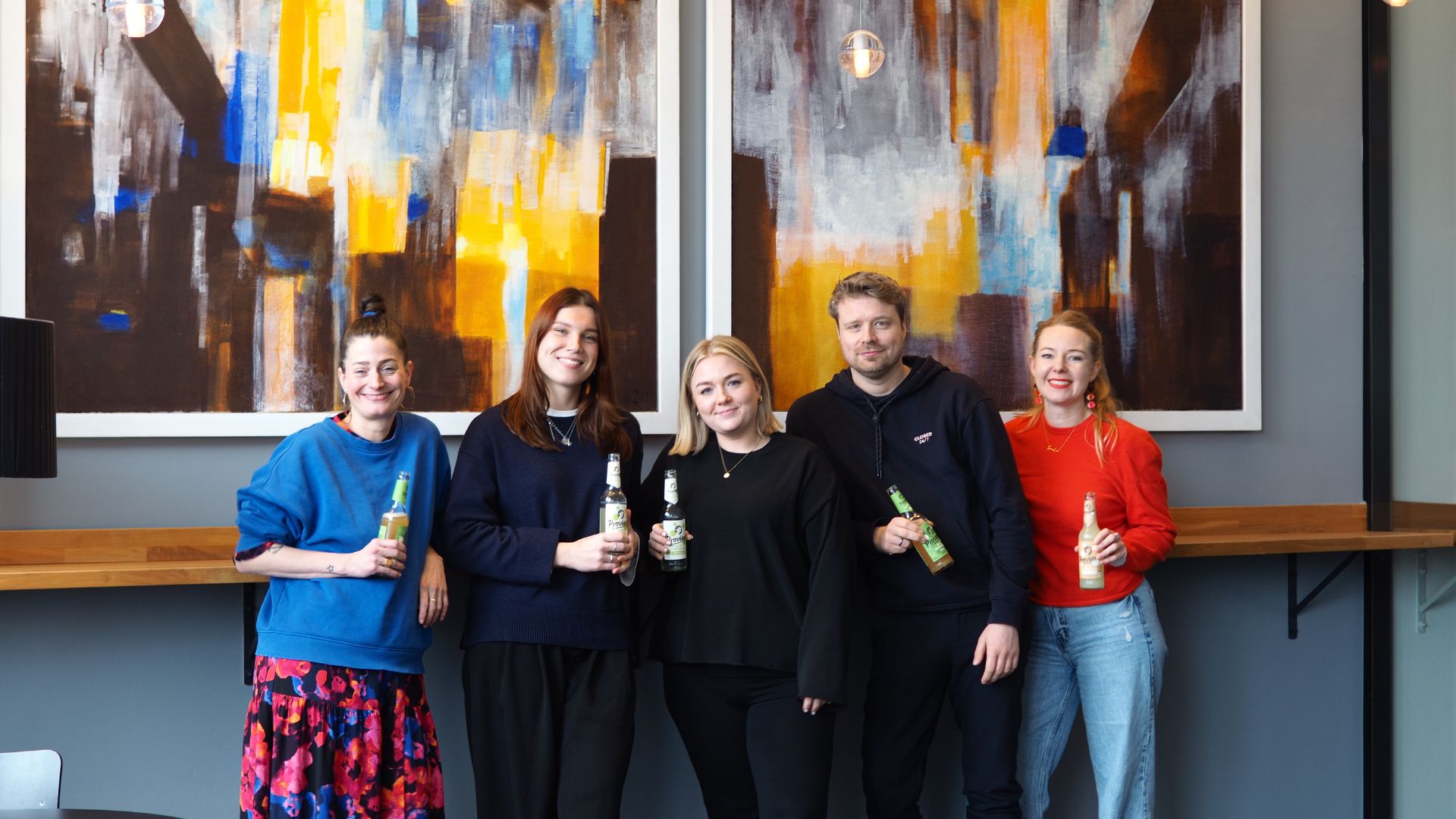 v.l.n.r.: Petra Schotten (Creative Director Copy Saint Elmo's), Larissa Simm (Werkstudentin für Brand Experience & Activation Drinks & More GmbH & Co. KG), Julia Happe (Brand & Trade Marketing Managerin Proviant), Max Kuska (Head of Brand Management & Off-Trade Marketing Drinks & More GmbH & Co. KG), Anna Lee Sønnichsen (Managing Director Saint Elmo's Hamburg)